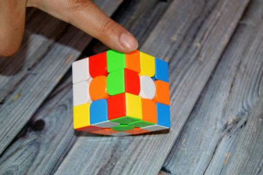 Kahire, Mısır, 2 Haziran 2025: Rubik Küpü, kombinasyon bulmacası, sihirli bulmaca küpü, altı yüzün her biri dokuz çıkartmayla kaplıydı, her biri altı katı renkten biri, seçici odaklı
