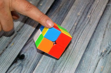 Kahire, Mısır, 2 Haziran 2025: Rubik 'in mini küpü, kombinasyon bulmacası, sihirli bulmaca küpü, altı yüzün her biri dört çıkartmayla kaplıydı, her biri altı katı renkten biri, seçici odaklı