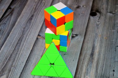 Kahire, Mısır, 2 Haziran 2025: The Pyraminx 'in bir koleksiyonu, Rubik Küpü, Rubik ve Mini Rubik Küpü tarzında düzenli bir dört yüzlü bulmaca, kombinasyon bulmacası, hız büyüsü küpleri