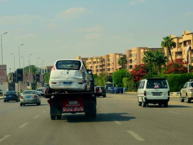Kahire, Mısır, 30 Mayıs 2025: Çekici kurtarma taşıyıcısı hidrolik kamyon bozuk bir arabayı kaldırıyor, bakım hizmetleri için sokaktan bir arabayı kurtarıyor