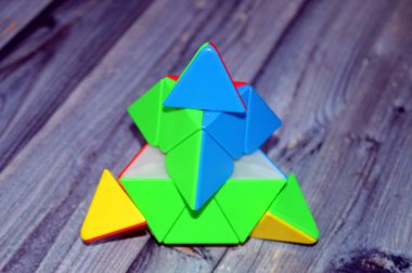 Kahire, Mısır, 2 Haziran 2025: Rubik Küpü tarzında düzenli bir dört yüzlü piramit, Uwe tarafından 3 katmanlı Rubik Küpü 'nün patentini aldıktan sonra üretildi.