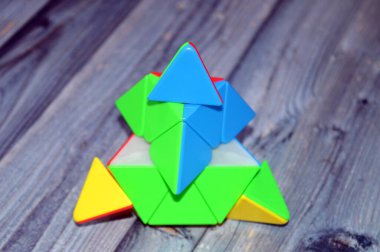 Kahire, Mısır, 2 Haziran 2025: Rubik Küpü tarzında düzenli bir dört yüzlü piramit, Uwe tarafından 3 katmanlı Rubik Küpü 'nün patentini aldıktan sonra üretildi.