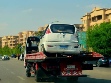 Kahire, Mısır, 30 Mayıs 2025: Çekici kurtarma taşıyıcısı hidrolik kamyon bozuk bir arabayı kaldırıyor, bakım hizmetleri için sokaktan bir arabayı kurtarıyor