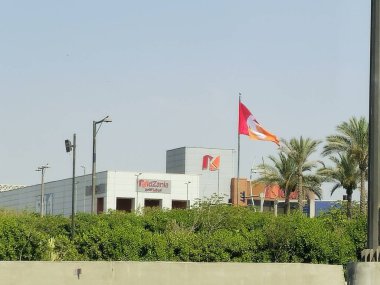 Kahire, Mısır, 30 Mayıs 2025: KidZania Kahire bina ve bayrak, Meksika 'nın uluslararası kapalı aile eğlence merkezleri zinciri çocukların yetişkinler gibi rol yapmalarına ve para kazanmalarına izin veriyor