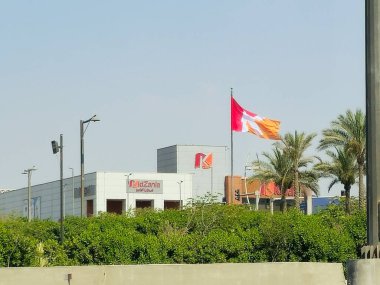 Kahire, Mısır, 30 Mayıs 2025: KidZania Kahire bina ve bayrak, Meksika 'nın uluslararası kapalı aile eğlence merkezleri zinciri çocukların yetişkinler gibi rol yapmalarına ve para kazanmalarına izin veriyor