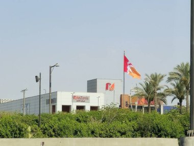 Kahire, Mısır, 30 Mayıs 2025: KidZania Kahire bina ve bayrak, Meksika 'nın uluslararası kapalı aile eğlence merkezleri zinciri çocukların yetişkinler gibi rol yapmalarına ve para kazanmalarına izin veriyor
