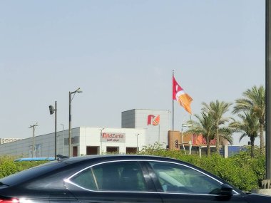 Kahire, Mısır, 30 Mayıs 2025: KidZania Kahire bina ve bayrak, Meksika 'nın uluslararası kapalı aile eğlence merkezleri zinciri çocukların yetişkinler gibi rol yapmalarına ve para kazanmalarına izin veriyor