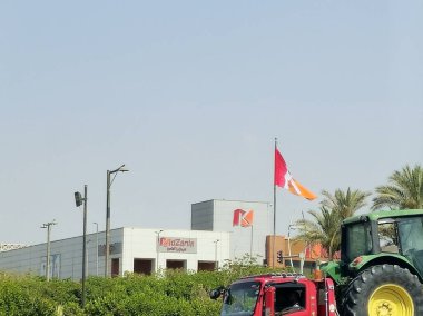 Kahire, Mısır, 30 Mayıs 2025: KidZania Kahire bina ve bayrak, Meksika 'nın uluslararası kapalı aile eğlence merkezleri zinciri çocukların yetişkinler gibi rol yapmalarına ve para kazanmalarına izin veriyor