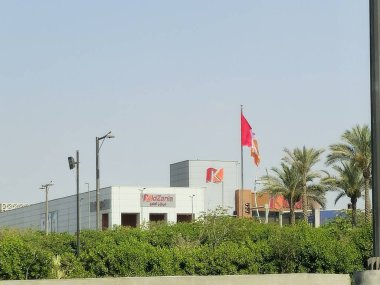 Kahire, Mısır, 30 Mayıs 2025: KidZania Kahire bina ve bayrak, Meksika 'nın uluslararası kapalı aile eğlence merkezleri zinciri çocukların yetişkinler gibi rol yapmalarına ve para kazanmalarına izin veriyor