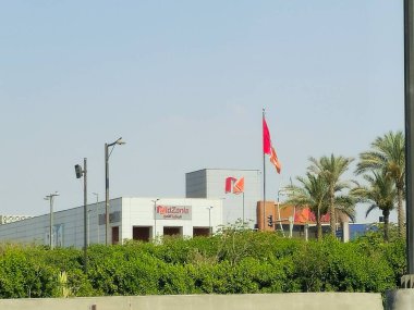 Kahire, Mısır, 30 Mayıs 2025: KidZania Kahire bina ve bayrak, Meksika 'nın uluslararası kapalı aile eğlence merkezleri zinciri çocukların yetişkinler gibi rol yapmalarına ve para kazanmalarına izin veriyor