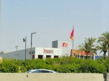 Kahire, Mısır, 30 Mayıs 2025: KidZania Kahire bina ve bayrak, Meksika 'nın uluslararası kapalı aile eğlence merkezleri zinciri çocukların yetişkinler gibi rol yapmalarına ve para kazanmalarına izin veriyor