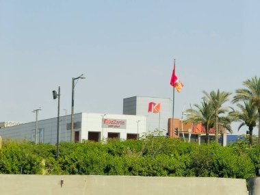 Kahire, Mısır, 30 Mayıs 2025: KidZania Kahire bina ve bayrak, Meksika 'nın uluslararası kapalı aile eğlence merkezleri zinciri çocukların yetişkinler gibi rol yapmalarına ve para kazanmalarına izin veriyor