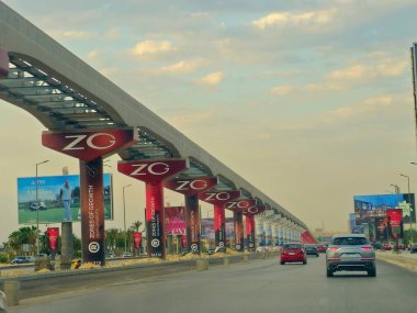 Giza, Mısır, 30 Mayıs 2025: Arap müteahhitler tarafından yapılan gizli tek raylı site, 26 Temmuz ekseni üzerindeki tek raylı seferler ve hızlı ulaşım sistemi üzerine reklamlar