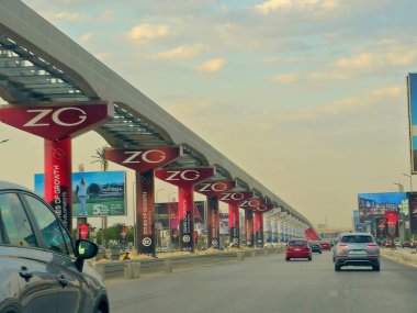 Giza, Mısır, 30 Mayıs 2025: Arap müteahhitler tarafından yapılan gizli tek raylı site, 26 Temmuz ekseni üzerindeki tek raylı seferler ve hızlı ulaşım sistemi üzerine reklamlar