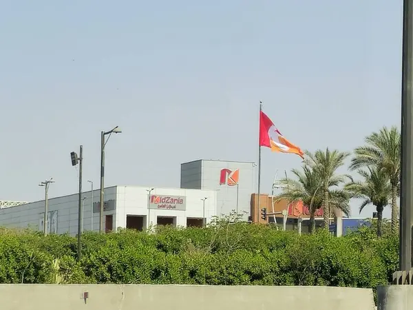 Kahire, Mısır, 30 Mayıs 2025: KidZania Kahire bina ve bayrak, Meksika 'nın uluslararası kapalı aile eğlence merkezleri zinciri çocukların yetişkinler gibi rol yapmalarına ve para kazanmalarına izin veriyor