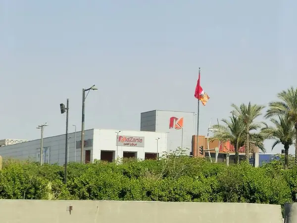 Kahire, Mısır, 30 Mayıs 2025: KidZania Kahire bina ve bayrak, Meksika 'nın uluslararası kapalı aile eğlence merkezleri zinciri çocukların yetişkinler gibi rol yapmalarına ve para kazanmalarına izin veriyor