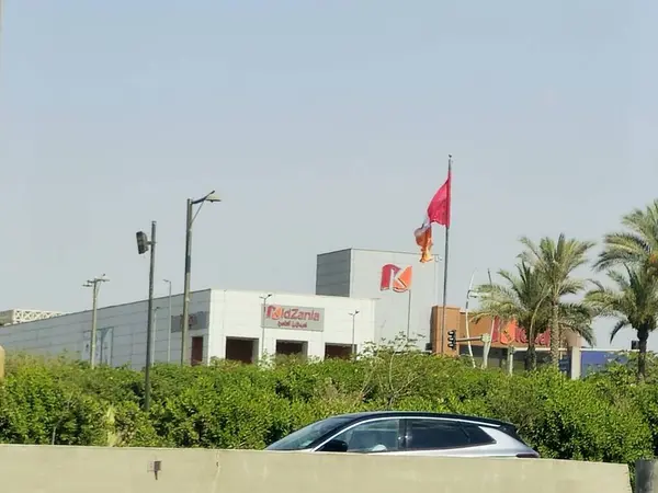 Kahire, Mısır, 30 Mayıs 2025: KidZania Kahire bina ve bayrak, Meksika 'nın uluslararası kapalı aile eğlence merkezleri zinciri çocukların yetişkinler gibi rol yapmalarına ve para kazanmalarına izin veriyor