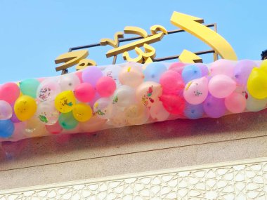 Arapça metnin çevirisi (Allah, Tanrı), Kahire 'de bir camide bayram kutlamaları, minarenin yanındaki caminin çatısında onlarca balon, Kurban Bayramı' nda çocuklara atılacak.