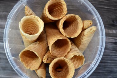 Dondurmalı bisküvi, dondurma için kullanılan waffle bisküvileri, yaz konsepti, tatillerde ve yaz aylarında çeşitli dondurmalarla doldurulacak çıtır dondurmalar, seçici odaklanma.