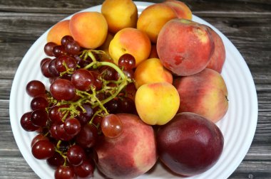 Kayısı, şeftali ve kırmızı üzüm çeşitleri, sağlıklı gıda konsepti, yaz meyvesi, şeftali, kayısı ve kırmızı üzüm, seçici odak