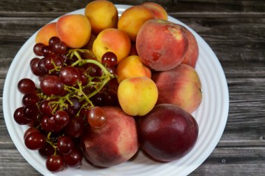 Kayısı, şeftali ve kırmızı üzüm çeşitleri, sağlıklı gıda konsepti, yaz meyvesi, şeftali, kayısı ve kırmızı üzüm, seçici odak