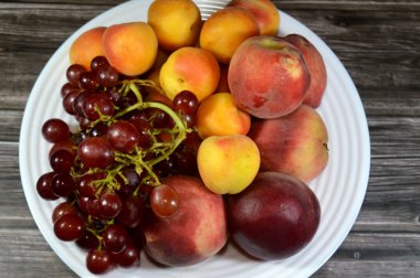 Kayısı, şeftali ve kırmızı üzüm çeşitleri, sağlıklı gıda konsepti, yaz meyvesi, şeftali, kayısı ve kırmızı üzüm, seçici odak