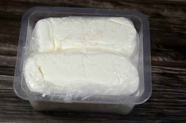 Arish Qarish Mısır 'ın beyaz peyniri, laban Rayeb' den yapılan beyaz, yumuşak, müstehcen peynir türüdür. Aşağı Mısır 'da yapılan bir tür kaymak ve mayalanmış süttür, domates dilimleriyle servis edilir.