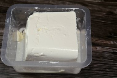 Az tuzlu beyaz peynir, salata, pizza, sandviç, makarna ve daha fazlasını hazırlamak için kullanılan çeşitli tariflere lezzetli bir karışım, bağışıklık ve metabolizmayı güçlendiren zengin besin ve proteinler.