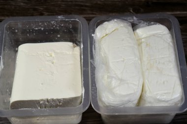 Az tuzlu beyaz peynir, çeşitli tarifler için tuzlu bir kıvrım zengin besin ve proteinler ve Arish Qarish Mısır beyaz peyniri, tip beyaz, yumuşak, laban rayeb peyniri