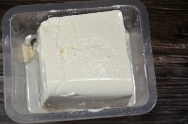 Az tuzlu beyaz peynir, salata, pizza, sandviç, makarna ve daha fazlasını hazırlamak için kullanılan çeşitli tariflere lezzetli bir karışım, bağışıklık ve metabolizmayı güçlendiren zengin besin ve proteinler.