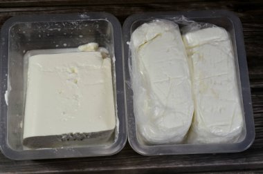 Az tuzlu beyaz peynir, çeşitli tarifler için tuzlu bir kıvrım zengin besin ve proteinler ve Arish Qarish Mısır beyaz peyniri, tip beyaz, yumuşak, laban rayeb peyniri