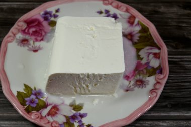 Az tuzlu beyaz peynirli bir tabak salata, pizza, sandviç, makarna ve bağışıklığı güçlendiren zengin besin ve proteinleri hazırlamak için kullanılan çeşitli tariflere lezzetli bir karışım.