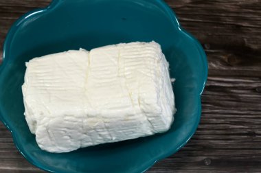 Bir tabak Arish Qarish Mısır beyaz peyniri, beyaz, yumuşak, laban rayeb peynirinden yapılan bir çeşit kremalı süt ve mayalanmış süt.