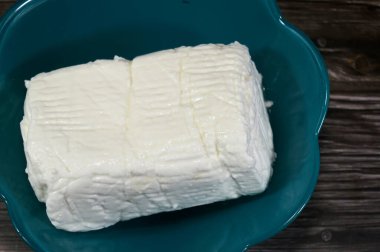 Bir tabak Arish Qarish Mısır beyaz peyniri, beyaz, yumuşak, laban rayeb peynirinden yapılan bir çeşit kremalı süt ve mayalanmış süt.