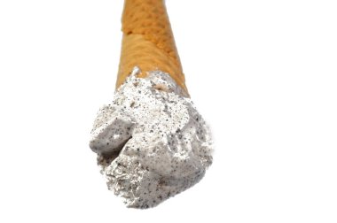 Kurabiye parçalı donmuş dondurma, çiçek şeklinde kurabiyeli vanilyalı dondurma ve tabakta dondurmalı bisküvi, dondurma için waffle bisküvisi, yaz konsepti.