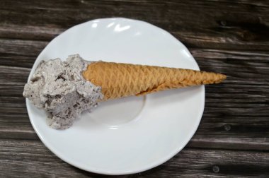 Kurabiye parçalı donmuş dondurma, çiçek şeklinde kurabiyeli vanilyalı dondurma ve tabakta dondurmalı bisküvi, dondurma için waffle bisküvisi, yaz konsepti.