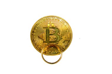 Bitcoin maddi altın sikke, BTC 1. Merkezi olmayan kripto para birimi ve saf sarı bir yüzük, döviz kuru.