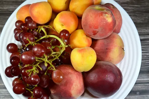 Kayısı, şeftali ve kırmızı üzüm çeşitleri, sağlıklı gıda konsepti, yaz meyvesi, şeftali, kayısı ve kırmızı üzüm, seçici odak