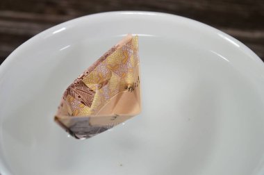 Süzülen Mısırlı 1 EGP LE Bir Mısır pound para birimi bir tekne ya da gemi şeklinde, yüzen kur konsepti, dalgalanan ya da esnek döviz oranı, para biriminin değerinin değişmesine izin verilir