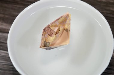 Süzülen Mısırlı 1 EGP LE Bir Mısır pound para birimi bir tekne ya da gemi şeklinde, yüzen kur konsepti, dalgalanan ya da esnek döviz oranı, para biriminin değerinin değişmesine izin verilir