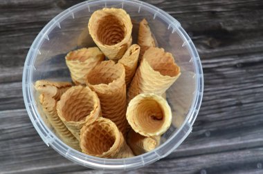 Dondurmalı bisküvi, dondurma için kullanılan waffle bisküvileri, yaz konsepti, tatillerde ve yaz aylarında çeşitli dondurmalarla doldurulacak çıtır dondurmalar, seçici odaklanma.