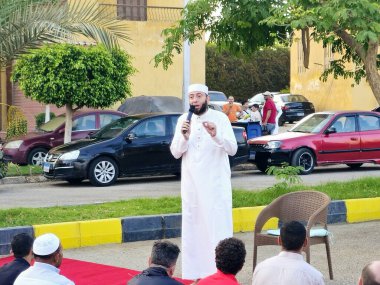 Kahire, Mısır, 6 Haziran 2025: Cami vaizi İmam, cami yakınlarındaki açık bir hava sahasında Kurban Bayramı namazını ve kutlamasını gerçekleştirdi.