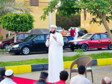 Kahire, Mısır, 6 Haziran 2025: Cami vaizi İmam, cami yakınlarındaki açık bir hava sahasında Kurban Bayramı namazını ve kutlamasını gerçekleştirdi.