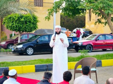 Kahire, Mısır, 6 Haziran 2025: Cami vaizi İmam, cami yakınlarındaki açık bir hava sahasında Kurban Bayramı namazını ve kutlamasını gerçekleştirdi.