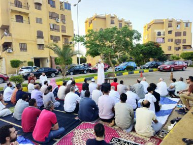 Kahire, Mısır, 6 Haziran 2025: Cami vaizi İmam, cami yakınlarındaki açık bir hava sahasında Kurban Bayramı namazını ve kutlamasını gerçekleştirdi.