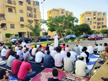 Kahire, Mısır, 6 Haziran 2025: Cami vaizi İmam, cami yakınlarındaki açık bir hava sahasında Kurban Bayramı namazını ve kutlamasını gerçekleştirdi.