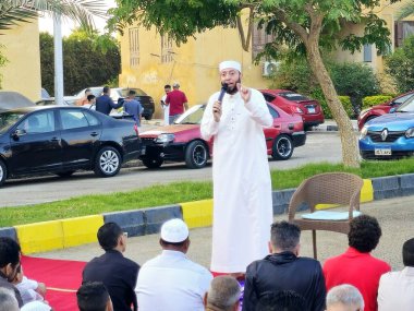 Kahire, Mısır, 6 Haziran 2025: Cami vaizi İmam, cami yakınlarındaki açık bir hava sahasında Kurban Bayramı namazını ve kutlamasını gerçekleştirdi.