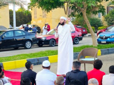Kahire, Mısır, 6 Haziran 2025: Cami vaizi İmam, cami yakınlarındaki açık bir hava sahasında Kurban Bayramı namazını ve kutlamasını gerçekleştirdi.