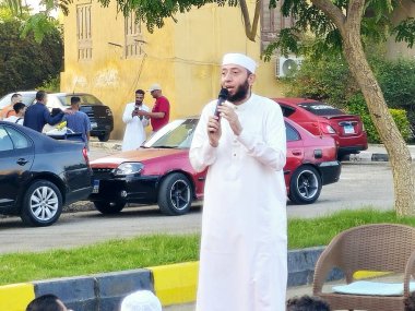Kahire, Mısır, 6 Haziran 2025: Cami vaizi İmam, cami yakınlarındaki açık bir hava sahasında Kurban Bayramı namazını ve kutlamasını gerçekleştirdi.
