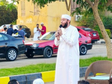 Kahire, Mısır, 6 Haziran 2025: Cami vaizi İmam, cami yakınlarındaki açık bir hava sahasında Kurban Bayramı namazını ve kutlamasını gerçekleştirdi.
